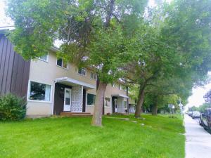 ein Haus mit zwei Bäumen im Vorgarten in der Unterkunft UofA Bike Lane-Train-Bus- Southgate Mall, Cental in Edmonton