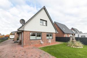 a red brick house with a black roof at Ferienhaus Smilla in Meldorf