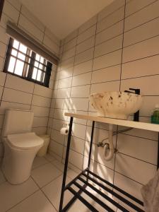 Ένα μπάνιο στο Container Home Retreat