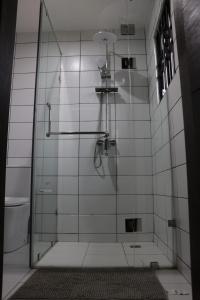 Ένα μπάνιο στο Container Home Retreat +29 φωτογραφίες