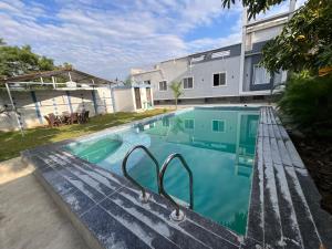 Bazén v ubytování PARQUE Villa By RR nebo v jeho okolí