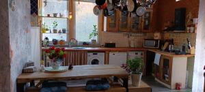 een keuken met een houten tafel en een wastafel bij DVOR POD KRíKMI in Spišský Štvrtok +70 foto's