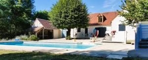 ein Haus mit einem Swimmingpool vor dem Haus in der Unterkunft Baudres jolie maison 6-8 pers jardin pisicne wifi in Baudres