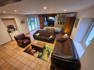 ein Wohnzimmer mit Sofa und Tisch in der Unterkunft Baudres jolie maison 6-8 pers jardin pisicne wifi in Baudres