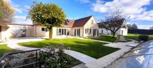 ein Haus mit einem Hof mit einem Zaun in der Unterkunft Baudres jolie maison 6-8 pers jardin pisicne wifi in Baudres