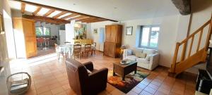 ein Wohnzimmer mit Sofa und Tisch in der Unterkunft Baudres jolie maison 6-8 pers jardin pisicne wifi in Baudres