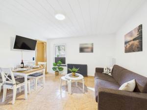una sala de estar con un sofá y una mesa en Campingplatz Wusterhausen, en Wusterhausen
