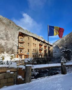 奥尔迪诺拉尼优公寓的雪中建筑物前悬挂的旗帜