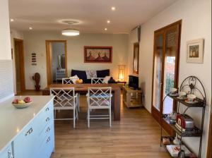 une cuisine et un salon avec une table et un canapé dans l'établissement Cal Fuliola, à Vallfogona de Balaguer 11 autres photos