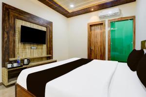 Postel nebo postele na pokoji v ubytování Hotel O Lax + 21 fotografií