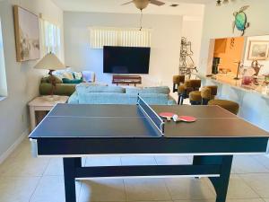 TV a/nebo společenská místnost v ubytování Villa IMPRESSA -Close to Beaches, Billiard,Ping-Pong Table, Lanai, Fire Pit, BBQ, Patio, Back Yard