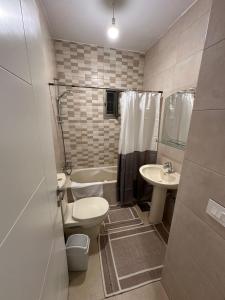 ein kleines Badezimmer mit Toilette und Waschbecken in der Unterkunft Mtein view apartment  + 7 Fotos