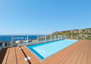 フンシャルにあるMadeira Mar - Seaviewのクルーズ船のデッキにあるプール