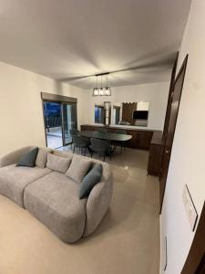 ein Wohnzimmer mit Sofa und Tisch in der Unterkunft Mtein view apartment 