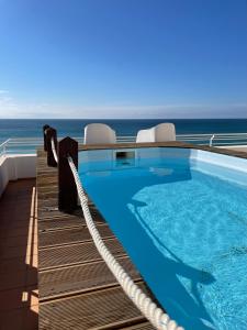 einem Pool auf dem Deck eines Kreuzfahrtschiffs in der Unterkunft Casa da Praia in Albufeira