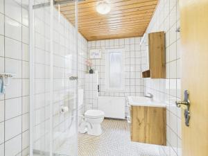 un baño con inodoro y lavabo en Campingplatz Wusterhausen, en Wusterhausen 48 fotos más