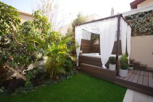 ogród z wanną na podwórku w obiekcie ווילה בנאות לון w mieście Beer Szewa +3 zdjęcia