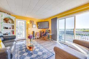 un salon avec un canapé et une table dans l'établissement Deck with Views Lakeside Spring Lake Cottage, à Spring Lake