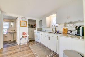 une cuisine avec des armoires blanches et un évier dans l'établissement Deck with Views Lakeside Spring Lake Cottage, à Spring Lake 17 autres photos