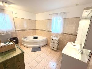 Koupelna v ubytování Villa indépendante avec piscine privée + 17 fotografií
