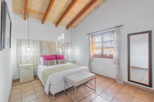 ein weißes Schlafzimmer mit einem Bett und einem Fenster in der Unterkunft Villa Hortet den Joan By home villas 360 in Alcúdia + 24 Fotos