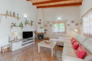 ein Wohnzimmer mit Sofa und Fernseher in der Unterkunft Villa Hortet den Joan By home villas 360 in Alcúdia