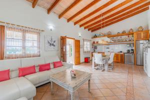 ein Wohnzimmer mit Sofa und Tisch in der Unterkunft Villa Hortet den Joan By home villas 360 in Alcúdia