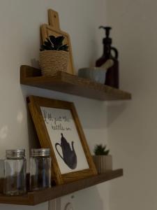 ein Regal mit einem Bild von einem Schuh darauf in der Unterkunft School Path in Ironbridge