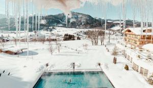 Nespecifikovaný výhled na hory nebo výhled na hory při pohledu z hotelu