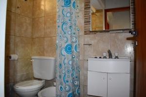 サンタ・ロサ・デ・カラムチタにあるSierras Del Molleのトイレと洗面台のあるバスルーム