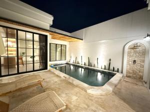 ein Schwimmbad in einem Gebäude mit Pool in der Unterkunft Amigo uluwatu in Uluwatu