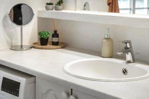 een badkamermeubel met een wastafel en een spiegel bij 10292-Ulfborg-Baekbyvej-15 in Øby +27 foto's