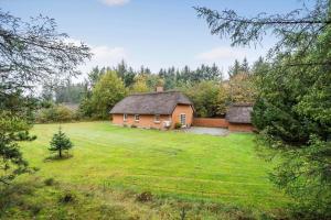 een huis in het midden van een grasveld bij 10292-Ulfborg-Baekbyvej-15 in Øby