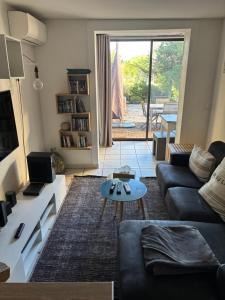 Χώρος καθιστικού στο Logement entier T2 climatisé, parking gratuit, jardin, plage à 2min à pied