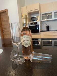 a bottle of wine and a glass on a table at Rohrbacher Herz in Rohrbach in Oberösterreich