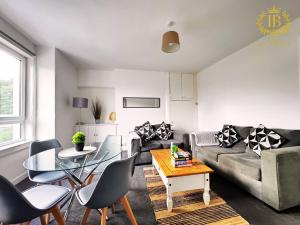 Khu vực ghế ngồi tại Cosy Apartment In Great Gourock Location