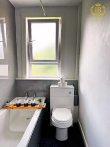 Phòng tắm tại Cosy Apartment In Great Gourock Location +18 ảnh