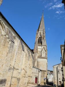 une église avec une cloche sur le côté d'un bâtiment dans l'établissement la petite montagne, à Le Puy-Notre-Dame 10 autres photos