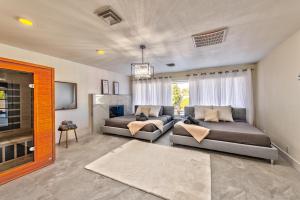 拉斯维加斯Vila Omera的有两张床和一张沙发的客厅