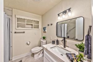 拉斯维加斯Vila Omera的浴室里有洗手池、马桶和镜子。 更多16张照片