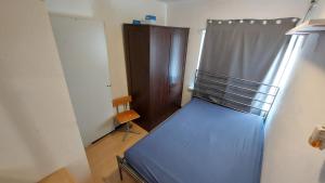 アイントホーフェンにあるBeethovenの小さなベッドルーム(ベッド1台、木製キャビネット付)