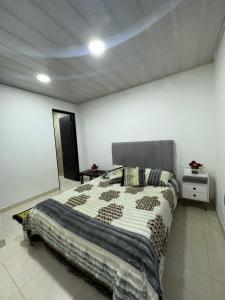 Postel nebo postele na pokoji v ubytování Guatavita Loft - Apartamento