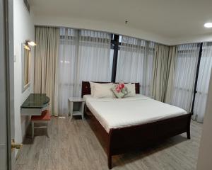 een slaapkamer met een bed en een bureau in een kamer bij Eco suites at times square in Kuala Lumpur +32 foto's