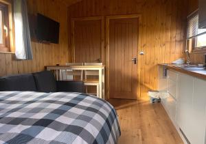 a bedroom with a bed and a kitchen with a counter at The Apple Rest in Snitterfield