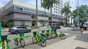 Un grupo de bicicletas aparcadas junto a un banco en Quarto Plus Gonzaga, en Santos