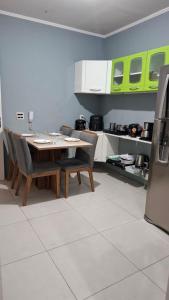 Una cocina con una mesa y sillas en una habitación. en Quarto Plus Gonzaga, en Santos