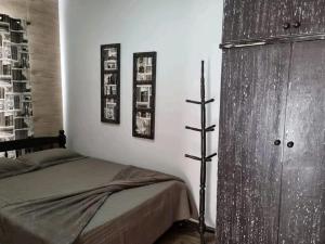 ein Schlafzimmer mit einem Bett und einem Holzschrank in der Unterkunft Casa de ferias in Balneário Camboriú