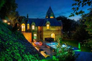 ルイスにある19th Century Manor with Hot Tubの夜の屋根のある大きな家