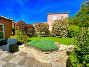 Zahrada ubytování Villa indépendante avec piscine privée