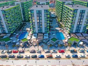 an aerial view of a parking lot with buildings at Luxury ApartHotel Alezzi Spa Resort Piscina Incalzita in Mamaia Nord